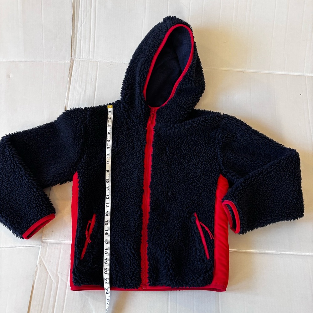 TNA hooded zip up Fleece Jacket
Fuzzy fleece with red trim
XS